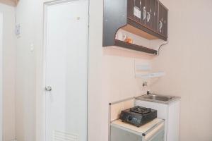 Comfy Studio Green Pramuka City Apartment near Mall By Travelio