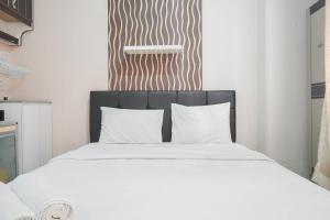 Comfy Studio Green Pramuka City Apartment near Mall By Travelio