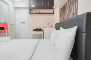 Comfy Studio Green Pramuka City Apartment near Mall By Travelio