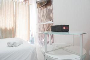 Comfy Studio Green Pramuka City Apartment near Mall By Travelio