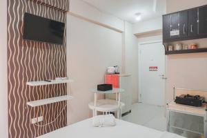 Comfy Studio Green Pramuka City Apartment near Mall By Travelio