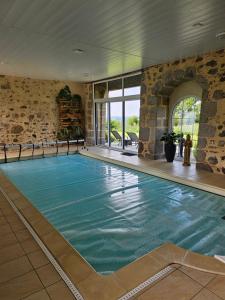 Maisons de vacances Au detour du Puy Maison avec piscine interieure a 15 mn Puy du Fou : photos des chambres