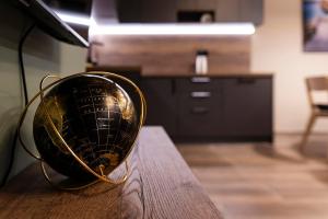 Elegant Noir APT, 1BDR