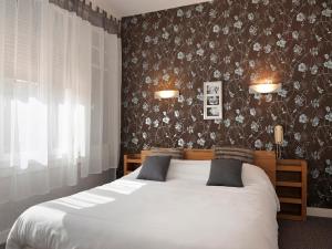 Hotels Logis Hotel Le Saint Florent : Chambre Double avec Salle de Bains Privative - Non remboursable