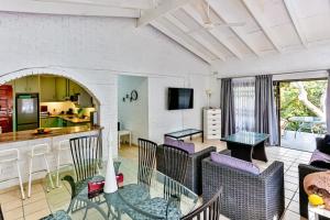 Robbins road cheerful, pet-friendly home