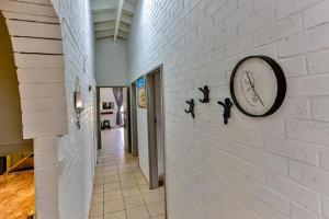 Robbins road cheerful, pet-friendly home