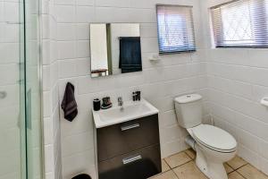 Robbins road cheerful, pet-friendly home