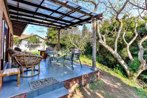 Robbins road cheerful, pet-friendly home