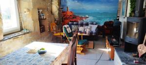 Coeur de granit rose, meublé alliant le charme de lauthentique breton et du confort, classé 3 étoiles, à 5mn de 13 plages de la réputée cote de granit rose