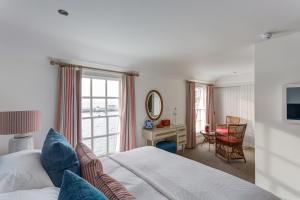 Deluxe Double Room with Sea View room in The Idle Rocks