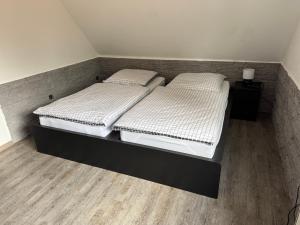 Ferienwohnung am See Dillich - Eigener eingezäunter Garten - Ruhige Lage - Hunde willkommen - Natur vor der Haustür