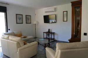 casa completa de lujo con jardin y piscina compartida