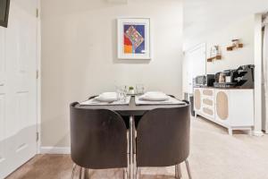 1BR Queen Suite w secure Parking and FiberOptics