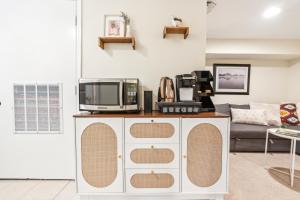 1BR Queen Suite w secure Parking and FiberOptics