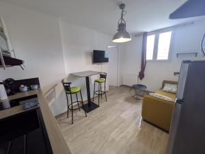 Appartements L-INSTANT ROSE Appartement entier tout confort et moderne Hyper centre d-ERNEE : photos des chambres