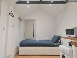 Cozy Detached Studio Retreat with Kitchen & Bath - Linslade