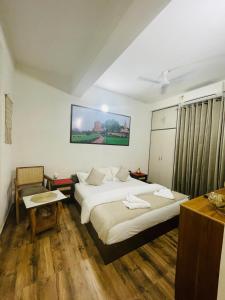 Ganga Ghat 2 BHK Homestay With Kitchen Parking And Lift