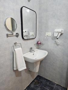 Ganga Ghat 2 BHK Apartment Near Kashi Vishwanath Temple With Parking And Lift