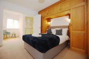Hollybush Place By N And N Stays Ltd, Perfect for Contractors and Workers, Large Private Driveway for Work vans And Vehicles, Great Location and Fast Wifi
