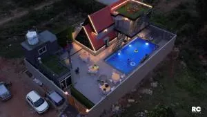 Into the Triangle - Rāzole