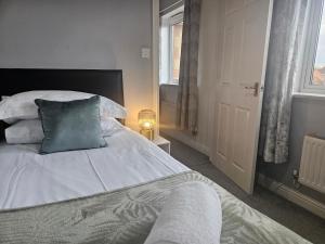 Binley Home for Contractors, Families and Groups Free Parking next to Shopping Park