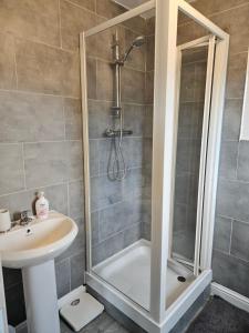 Binley Home with Parking - Ideal for Contractors, Families and Groups, location next to Shopping Park