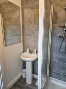 Binley Home with Parking - Ideal for Contractors, Families and Groups, location next to Shopping Park