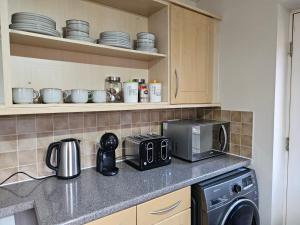 Binley Home with Parking - Ideal for Contractors, Families and Groups, location next to Shopping Park