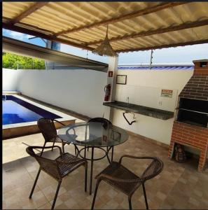 Apartamento com dois quartos, uma suíte na Praia de Taperapuã