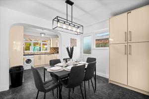 Stylish 3 Bedroom House - Garden - Pool Table - Parking 165M