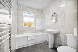 Stylish 3 Bedroom House - Garden - Pool Table - Parking 165M