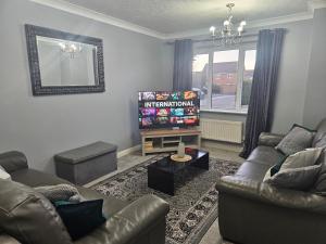 Binley Home with Parking - Ideal for Contractors, Families and Groups, location next to Shopping Park
