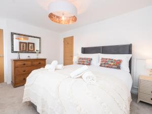 Fabulous 2 bedroom house in a central location - Pass the Keys