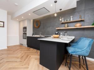 Fabulous 2 bedroom house in a central location - Pass the Keys