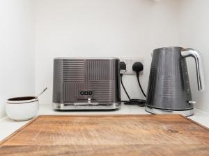 Fabulous 2 bedroom house in a central location - Pass the Keys