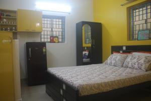 Studio Apartment with private entrance, behind DLF and near L&T, RMZ IT park and close to SRMC & MIOT Hospital