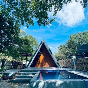 Private Cabin with pool close to the Beach