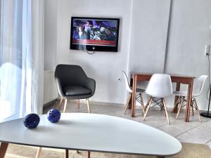 SUNNY 2, Two-bedroom house with parking