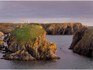 Maisons de vacances Charmante maison en pierre avec jardin a Bangor, a 1500 m de la plage de Vazen - FR-1-418-157 : Maison de Vacances (4 Adultes)