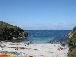 Maisons de vacances Maison mitoyenne 3 ch. avec jardin, terrasse et poele a bois, proche du port de Sauzon, animaux OK - FR-1-418-160 : photos des chambres