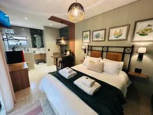 Green Ivy Luxury Room with Private Garden - Klipdrif