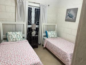 Golden Acre Beach Villa-2 mins walk - Alleynes Bay