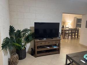 Golden Acre Beach Villa-2 mins walk - Alleynes Bay