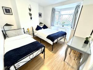 3 Twin Bedrooms 3 bathrooms Entire House Sleeps 10 Driveway Parking near Coventry University and City Center