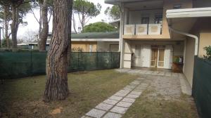 Bright garden apartment near the sea