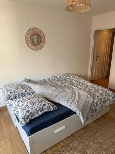 Bohemian studio in Menton close to sea with parking