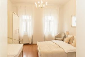 GoodLife Holiday House - Family & Friends