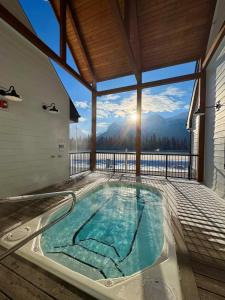 Mountain View Luxury Condo at Banff Entrance