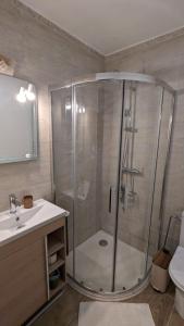 Appartements Studio cosy neuf calme -Parking Terrasse privee Piscine 5mn Gare TGV Aix et ZA Aix la Duranne 15 mn Aeroport Marseille : photos des chambres
