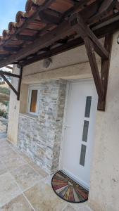 Studio cosy neuf calme -Parking Terrasse privée Piscine 5mn Gare TGV Aix et ZA Aix la Duranne 15 mn Aéroport Marseille